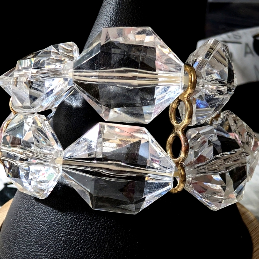Elegant Gold and Clear Faceted Acrylic Bracelet